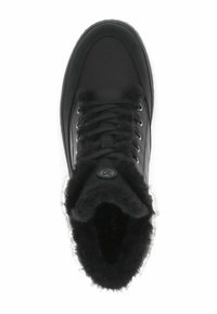 Zwarte high-top sneakers met een glad leren bovenwerk, nepbontvoering bij de kraag, ronde veters en een ronde logo patch op de tong.