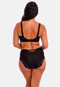 Zwart lingerieset met kantaccenten, met een decoratieve achtersluiting en een hooggetailleerd ontwerp. Zacht materiaal met ingewikkelde patronen.
