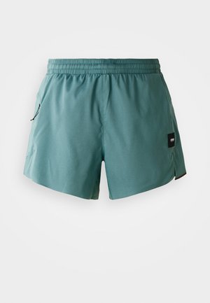 Shorts de couleur aqua en tissu léger, dotés d'une taille élastique, de poches latérales et d'une étiquette sur le côté gauche.