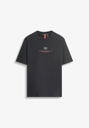 T-shirt in cotone nero con colletto rotondo, maniche corte, un dettaglio grafico rettangolare sul petto e scritte rosse che accentuano il design.