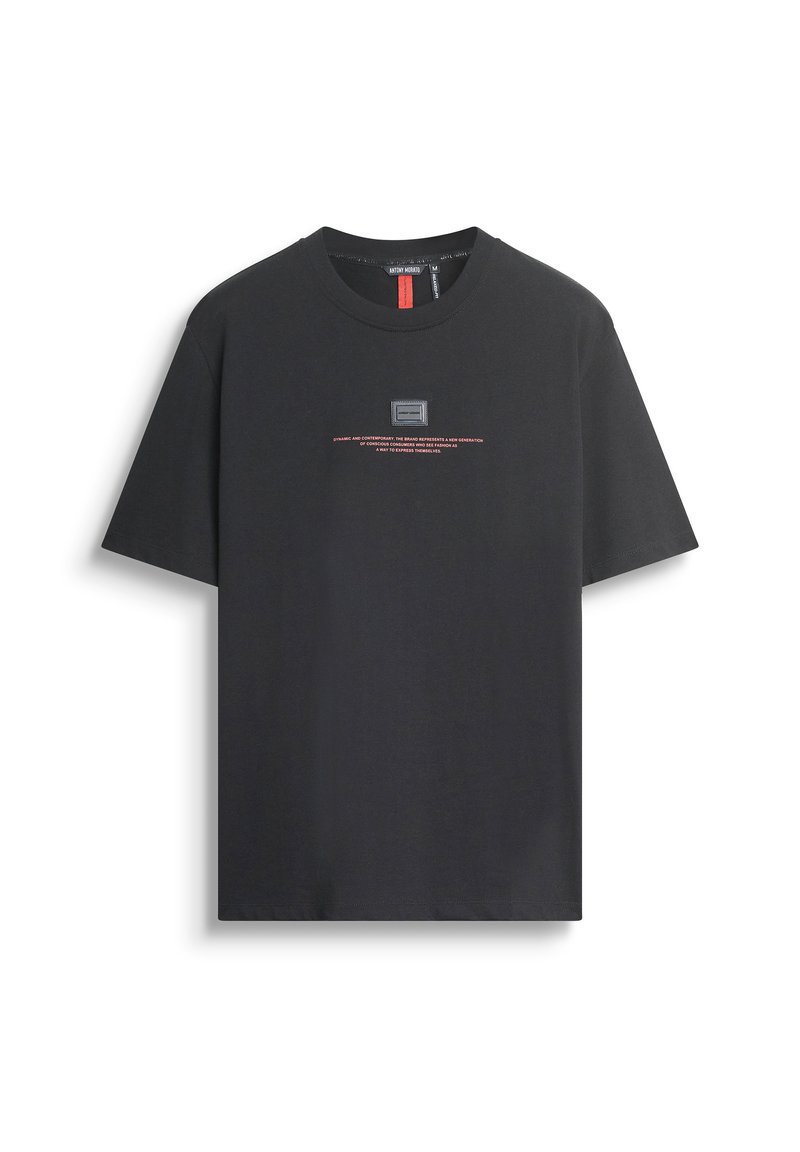 Zwarte katoenen t-shirt met een ronde hals, korte mouwen, een rechthoekig grafisch detail op de borst en rode tekst die het ontwerp accentueert.