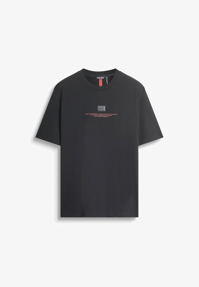 Crna pamučna majica s okruglim izrezom, kratkim rukavima, pravokutnim grafičkim detaljem na prsima i crvenim tekstom koji naglašava dizajn.