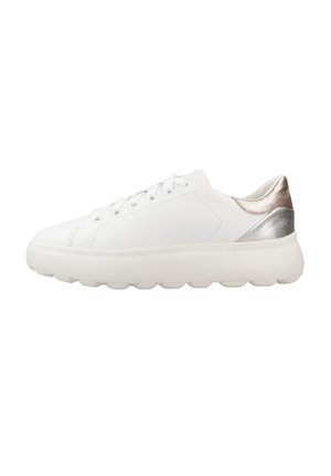 Basket blanche en cuir lisse, avec un bout arrondi, un laçage à l'avant et un accent de talon en métal argenté. Semelle épaisse et rembourrée.