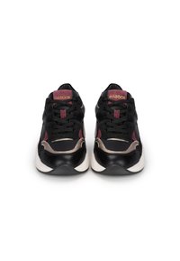 Sneakers neri con un mix di materiali lisci e testurizzati. Presentano dettagli bordeaux, lacci rotondi e una suola bianca a contrasto.