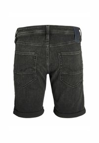 Shorts din denim negru cu margini rulate, dotate cu cinci buzunare, un material texturat și o etichetă albastră a mărcii pe banda din spate.
