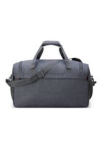 Borsa a duffel grigia realizzata in tessuto texturizzato, con doppi manici superiori e una tracolla regolabile, dotata di un compartimento con zip sul lato.