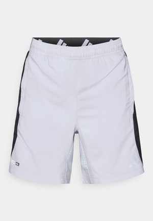 Αθλητικό σορτς ανοιχτού γκρι χρώματος με μαύρες πλαϊνές επενδύσεις, κατασκευασμένο από ύφασμα που απομακρύνει την υγρασία και με υφασμένη ετικέτα λογότυπου στο τελείωμα.