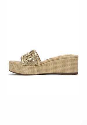 Gouden synthetische slippers met een gestructureerd, geweven jute plateau. Voorzien van decoratieve hardware en een gevoerd voetbed. Laag sleehakmodel.