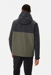 Zweifarbige Kapuzenjacke mit einem dunkelgrauen oberen Abschnitt und einem olivgrünen unteren Abschnitt, gefertigt aus glattem, wasserabweisendem Material.