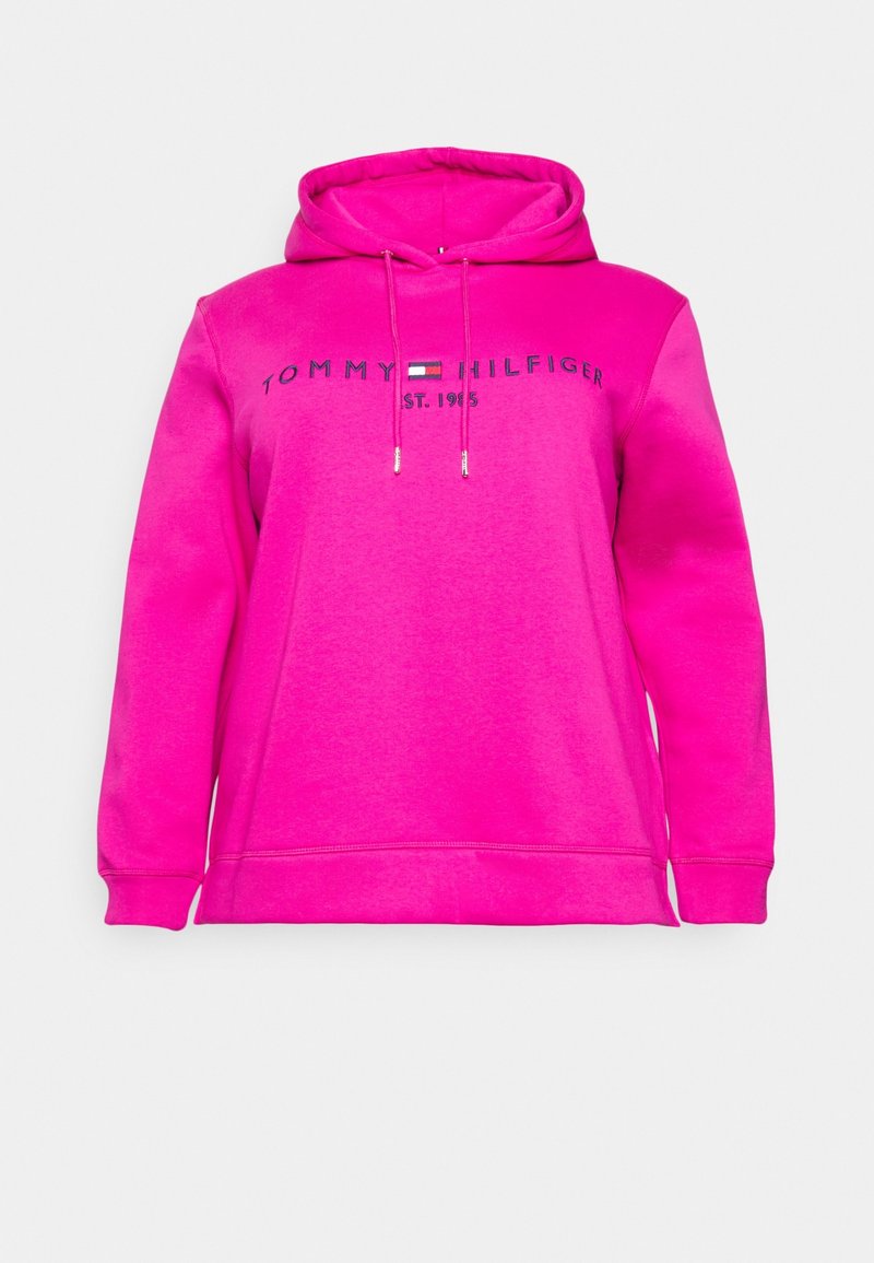 Hættetrøje i stærk pink med snøre i hætten og kængurulomme. Har "TOMMY HILFIGER"-logo og "EST. 1985" i kontrastfarvet tekst.