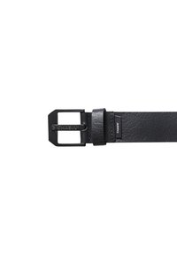 Cinturón de cuero negro con una hebilla cuadrada de metal plateado. Presenta un acabado texturizado y un logotipo grabado en la hebilla.