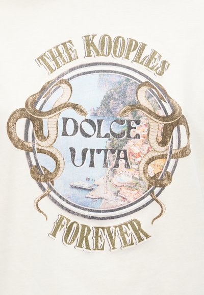Δύο φίδια περιβάλλουν μια φωτογραφία ενός κυκλικού παράκτιου χωριού με τα κείμενα "THE KOOPLES", "DOLCE VITA" και "FOREVER" σε λευκό φόντο.
