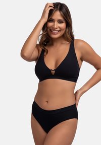 Melnas ribu prizmas bikini topi ar platām siksniņām un atslēgas caurumu dekoru, apvienots ar atbilstošām augstas jostas daļas biksēm ar mīkstu jostasvietu.