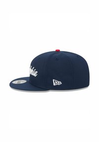 Casquette de baseball bleu marine à visière plate, brodée "Philadelphia" en blanc, avec un bouton rouge sur le dessus ; comporte un logo New Era sur le côté.