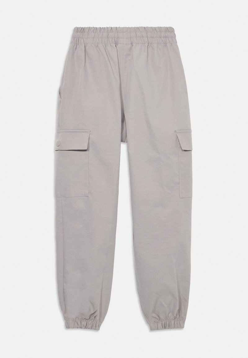 Graue Cargo-Hosen mit elastischem Bund, zwei Seitentaschen und schmaler zulaufendem Saum. Hergestellt aus einem weichen, leichten Stoff.