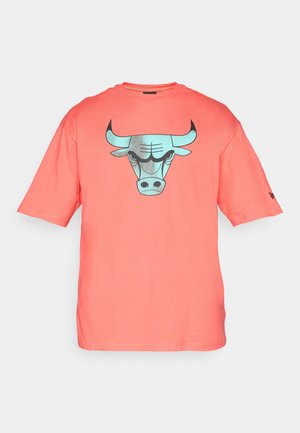 Korallfärgad t-shirt med kort ärm i bomull, med en turkos tjur grafisk design på framsidan. Regular fit med rund halsringning.