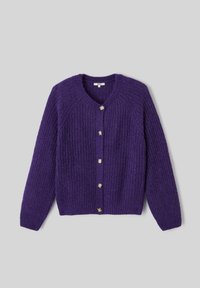 Cardigan tricoté violet avec un col rond, des manches longues et cinq boutons métalliques sur le devant. Tissu doux et texturé.