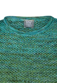 Grüner Strickpullover mit einem strukturierten Muster in verschiedenen Blau- und Grüntönen, Rundhalsausschnitt und sichtbarem Etikett.