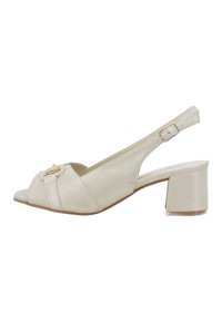 Scarpa slingback beige con punta aperta, realizzata in materiale scintillante, caratterizzata da un tacco a blocco di forma quadrata e una fibbia decorativa dorata.