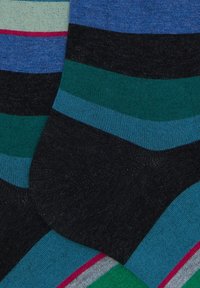 Calzini a righe con una combinazione di colori blu, verde, nero e rosa. Materiale in maglia morbida con strisce orizzontali di larghezze diverse.