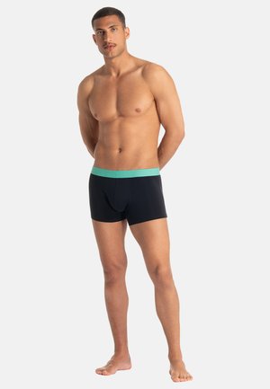 Schwarze Boxershorts mit einem petrolfarbenen Bund. Der Stoff wirkt glatt, dehnbar und anliegend, entworfen für Komfort und Bewegungsfreiheit.
