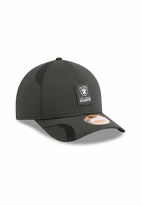 Schwarze Kappe mit gebogenem Schirm, ausgestattet mit Netz-Seitenteilen und einem Logo-Patch mit dem Text "Las Vegas Raiders". Hergestellt aus strapazierfähigem Stoff.