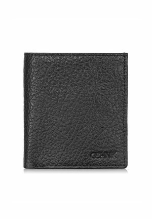 Czarny portfel z teksturowanej skóry, charakteryzujący się designem typu bi-fold, widocznym przeszyciem oraz wytłoczonym logo w dolnym rogu.