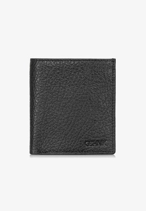 Czarny portfel z teksturowanej skóry, charakteryzujący się designem typu bi-fold, widocznym przeszyciem oraz wytłoczonym logo w dolnym rogu.