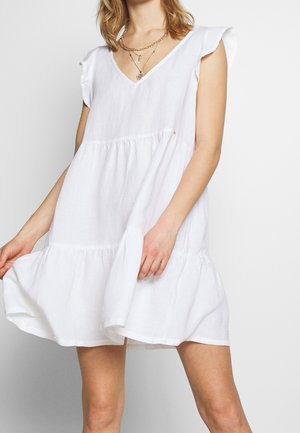 Robe blanche légère avec un col en V, des manches courtes à volants et un ourlet à volants. Texture lisse avec des détails de couture subtils sur toute la surface.