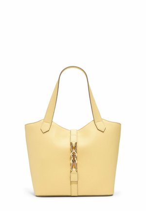 Sac fourre-tout en cuir jaune avec deux poignées et détail de chaîne dorée au centre avant.