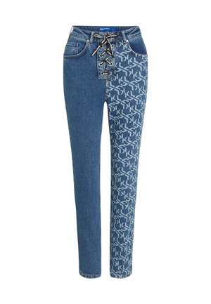 Denim jeans met een vetersluiting aan de voorkant, met een effen blauwe linkerkant en een gepatterneerde rechterkant met een herhaald logo in een lichter blauw.