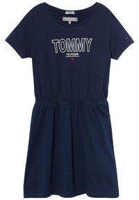 Granatowa bawełniana sukienka z krótkimi rękawami, elastycznym pasem oraz graficznym napisem "TOMMY HILFIGER" i detalem serca na klatce piersiowej.