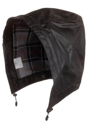 Capuche imperméable noire avec cordons de serrage réglables et doublure en tissu à carreaux à l'intérieur.