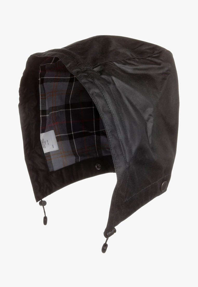 Capuche imperméable noire avec cordons de serrage réglables et doublure en tissu à carreaux à l'intérieur.