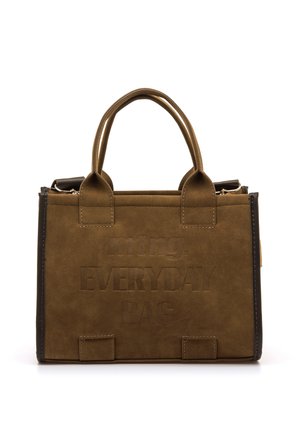 Sac à main en daim marron avec deux petites anses et texte embossé indiquant "my EVERYDAY BAG" sur le devant.