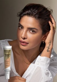 Max Factor MAX FACTOR MIRACLE PURE FOUNDATION - Foundation - natural rose