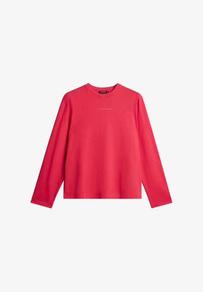 Camiseta de manga larga en coral vibrante, hecha de algodón. Presenta un cuello redondo y un logo sutil impreso en un color claro en el pecho.