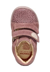 Roze suède kinderschoen met een geperforeerde bovenkant, twee verstelbare klittenbandsluitingen en een gevoerde binnenkant met een rubberen zool.