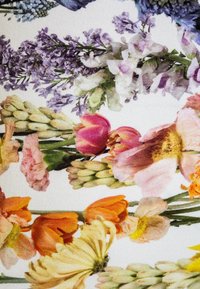 Blomstret stof med livlige lyserøde, orange, gule og lilla blomster på en lys baggrund, med en realistisk tekstur og detaljerede mønstre.