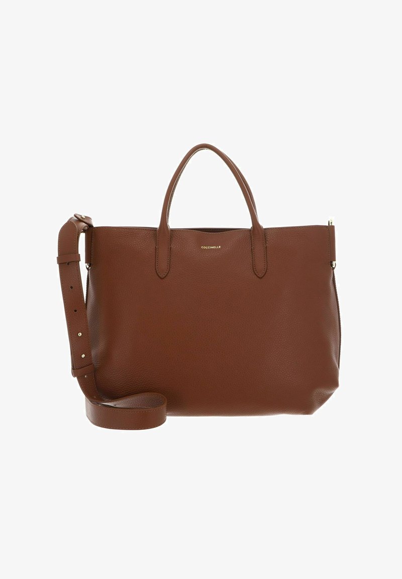 Sac fourre-tout en cuir marron avec deux poignées courtes et une bandoulière amovible et réglable, avec un petit logo de marque doré sur le devant.