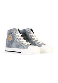 Zapatillas altas de material texturizado azul claro, con cordones blancos, punta redonda, detalles en dorado y una franja negra en la suela.