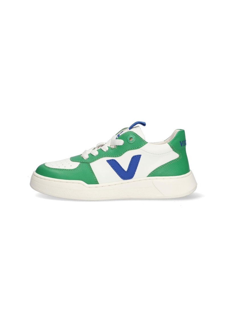 Sneaker verde e bianco con accenti blu, dotata di una parte superiore in pelle testurizzata, punta rotonda e suola in gomma piatta. Logo prominente sul lato.