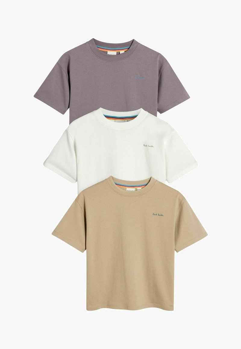 Tre kortærmede t-shirts i lyse lilla, hvid og beige bomuld. Hver har et lille broderet logo i kontrastfarve på brystet.