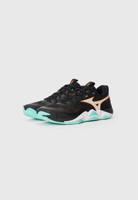 Pantofi sport negri cu un superior texturat, accente portocalii contrastante și o talpă de un turquoise deschis, având un design elegat și un sistem de șirete.