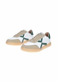 Sneakers bianchi con accenti verdi e beige, dotati di una tomaia in pelle liscia, punta rotonda e suola in gomma trasparente.