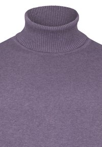 Suéter de cuello alto púrpura con textura acanalada y cuello. Confeccionado en material suave, presenta un diseño ajustado y costuras planas.
