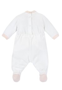 Vit babytrosor med långa ärmar, rosa detaljer vid kragen och ärmsluten, tryckknappar ned längs ryggen och elastiska fotled. Mjuk textur.