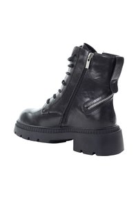 Czarne skórzane botki za kostkę z wiązaniem z przodu, zamkiem błyskawicznym po boku, masywną gumową podeszwą i teksturowanymi akcentami z tyłu. Charakteryzują się gładkim wykończeniem.
