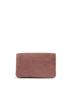Rosa Wildleder-Clutch mit glatter Textur, verziert mit einem geprägten goldenen Logo auf der Vorderseite und einer schlichten rechteckigen Form.
