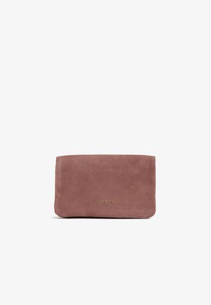 Pochette en daim rose à texture lisse, avec un logo doré embossé sur le devant et une forme rectangulaire simple.